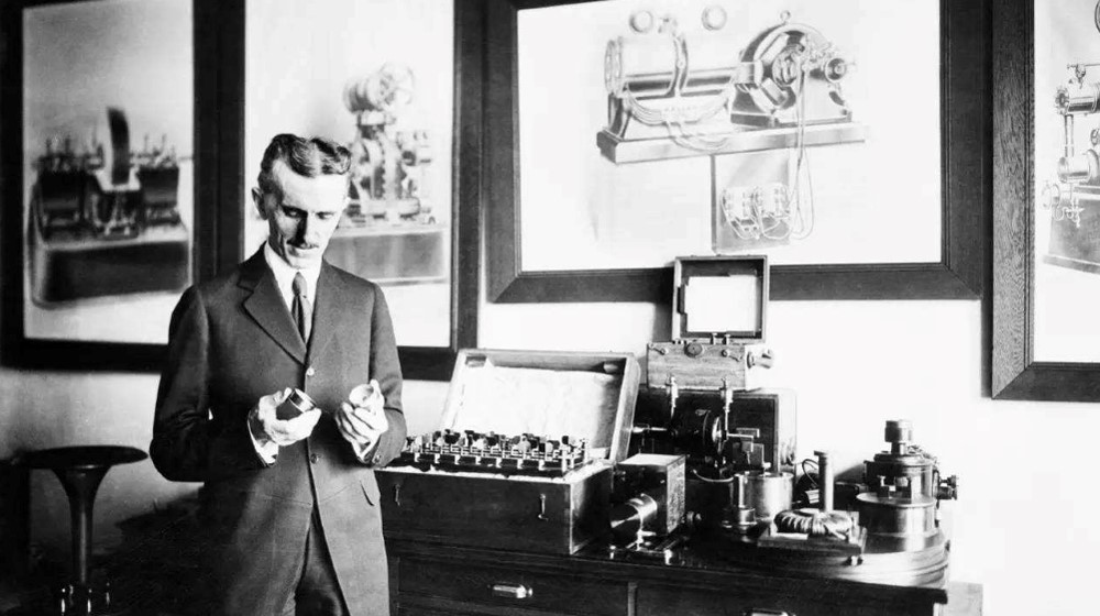 Nikola Tesla inventa el motor de CA