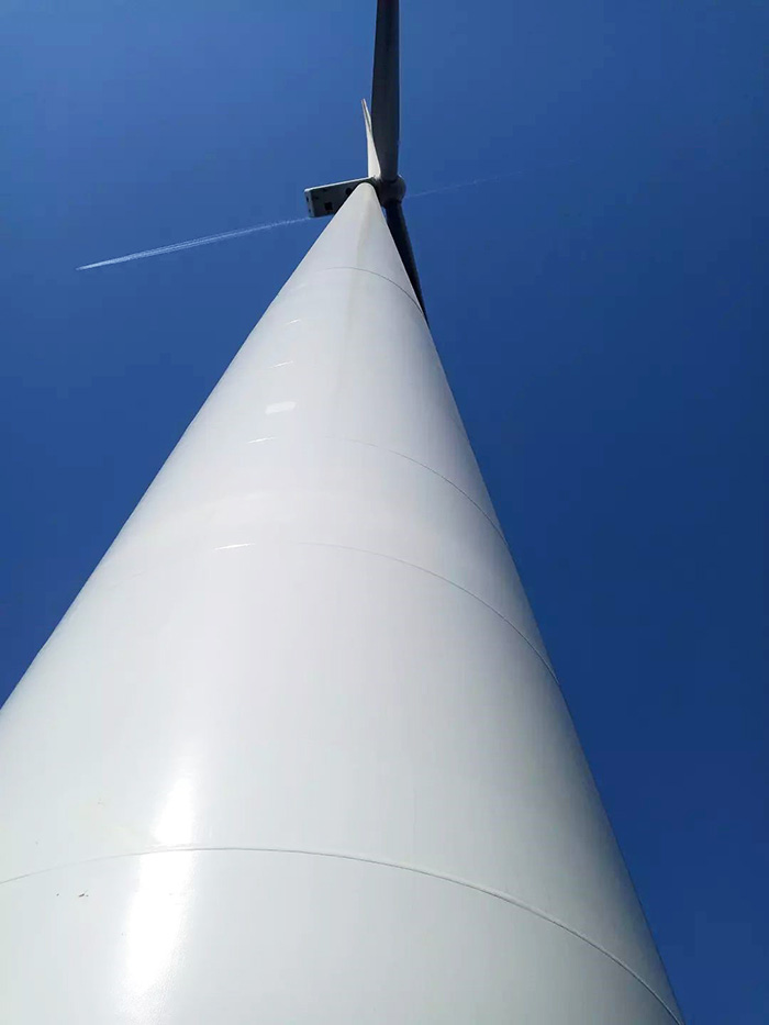 Torre eólica imponente (El inversor está instalado a una altitud de 120 metros sobre el suelo)