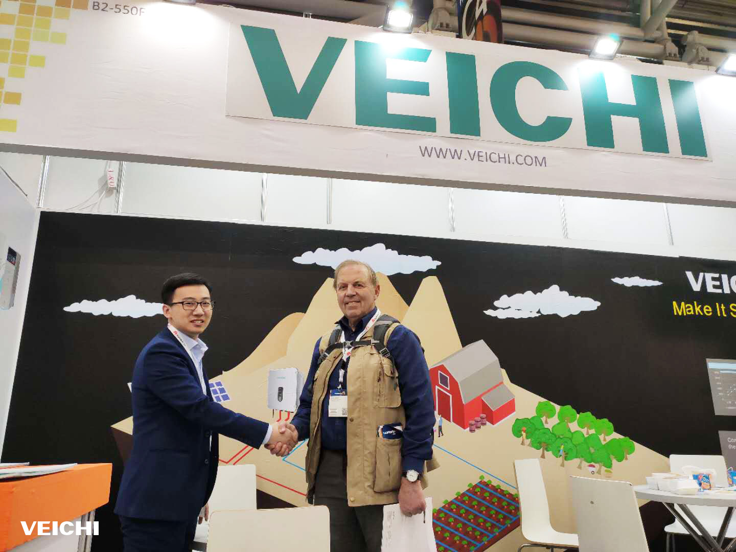 El equipo de VEICHI se comunica con los clientes.