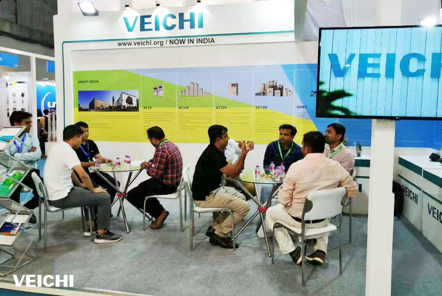 Equipo de VEICHI discutiendo productos con clientes