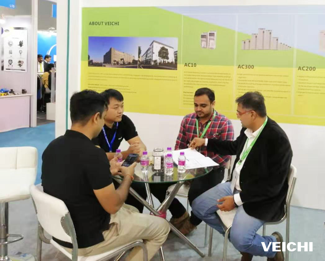 Equipo de VEICHI discutiendo productos con clientes