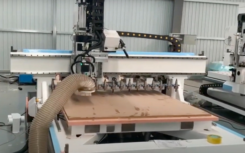 Servoaccionamiento SD710 utilizado en una máquina de grabado para trabajar la madera en Shanghái, China