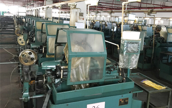 Inversor de frecuencia AC310 utilizado en una máquina de grabado CNC en Pakistán